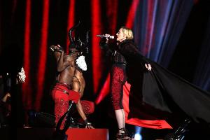 Madonna wird bei Brit Awards von Bühne gerissen