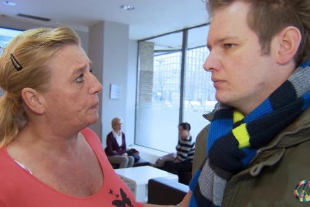 Um die Scheinehe zu verhindern, droht Elke (l.) damit, Ole und Inez bei der Ausländerbehörde anzuschwärzen Um die Scheinehe zu verhindern, droht Elke (l.) damit, Ole und Inez bei der Ausländerbehörde anzuschwärzen