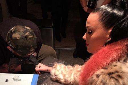 Ließ sich zur Feier des Tages tätowieren: Katy Perry Ließ sich zur Feier des Tages tätowieren: Katy Perry