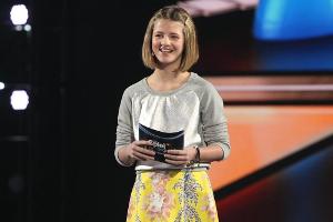 Emma Schweiger moderiert mit einem Freund der Familie