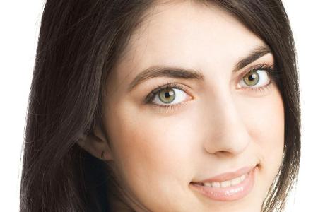 Für den Nude-Look bedarf es nur wenig Mascara Für den Nude-Look bedarf es nur wenig Mascara