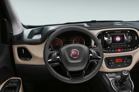 Frauen mögen die Rundumsicht im Cockpit