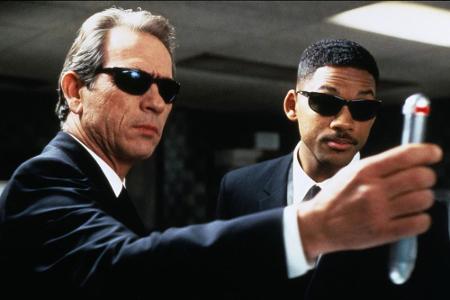 J und K müssen die Menschheit vor einer Schabe beschützen J und K müssen die Menschheit vor einer Schabe beschützen