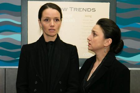 Simone (Tatjana Clasing,r.) ist entsetzt, als Jenny (Kaja Schmidt-Tychsen) in hilfloser Wut Maximilian des Mordes an ihrem M... Simone (Tatjana Clasing,r.) ist entsetzt, als Jenny (Kaja Schmidt-Tychsen) in hilfloser Wut Maximilian des Mordes an ihrem M...