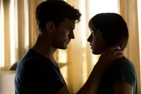 Christian Grey (Jamie Dornan) und Anastasia Steele (Dakota Johnson) sind auch illegal der Hit Christian Grey (Jamie Dornan) und Anastasia Steele (Dakota Johnson) sind auch illegal der Hit