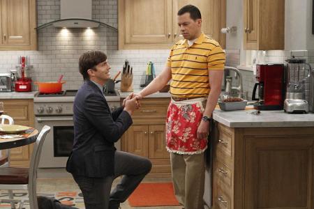 Ashton Kutcher (l.) alias Walden Schmidt hält um die Hand von Jon Cryer alias Alan Harper an Ashton Kutcher (l.) alias Walden Schmidt hält um die Hand von Jon Cryer alias Alan Harper an