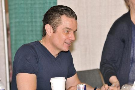 Mit platinblonden Haaren als Vampir Spike zum Star: James Marsters