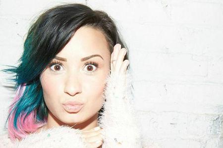 Demi Lovato traut sich an eine bunte Variante des Ombré-Looks heran