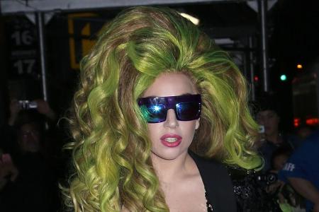 Lady Gaga präsentiert ihr Haar in grellem Grün
