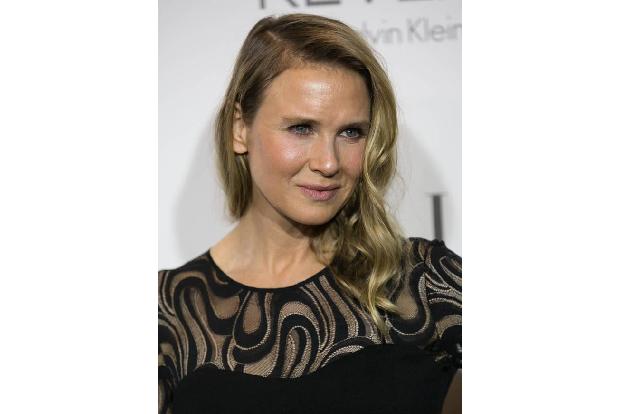 ..zieht Renée Zellweger die Notbremse, bevor sich ihr Gesicht gar nicht mehr bewegen lässt.