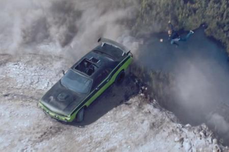 Brian kann sich am Heckspoiler von Lettys Wagen festhalten