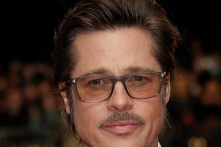 Brad Pitt ist mutig und setzt auf den alten Schnäuzer