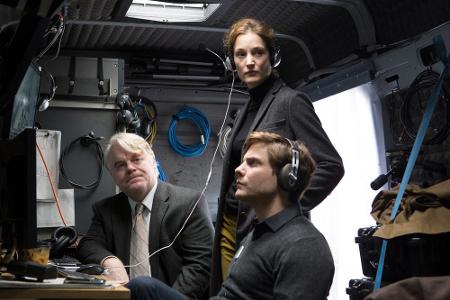 Günther Bachmann (Philip Seymour Hoffman) und seine Mitarbeiter Niki (Vicky Krieps) und Maximilian (Daniel Brühl)