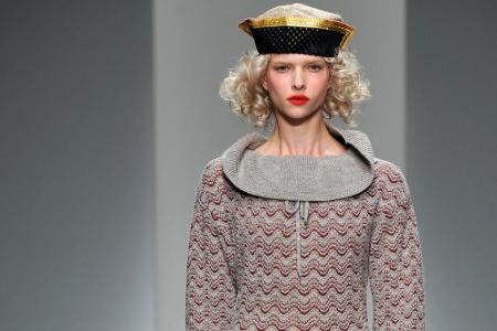 Vivienne Westwood kombinierte Grau außerdem zu zartem Pastell