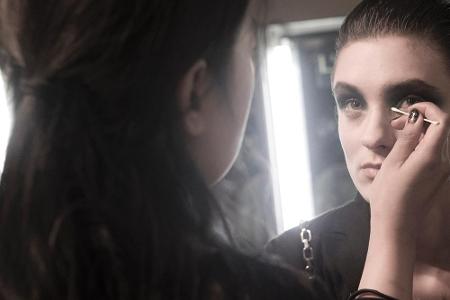 Smokey Eyes in allen Grau-Schattierungen liegen absolut im Trend