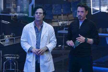 Dr. Bruce Banner (l.) und Tony Stark im Krisengespräch