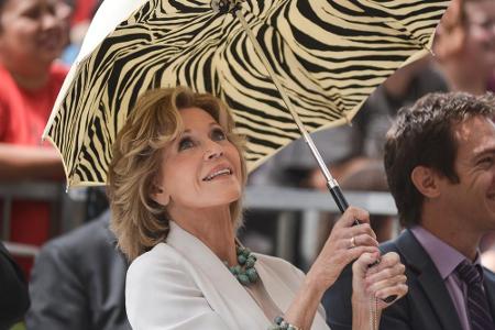 Ein echter Blickfang ist der Regenschirm im Animal-Print von Schauspielerin Jane Fonda