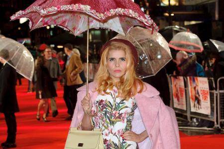 Sängerin Paloma Faith ist mit Hut, Schirm und Lack-Tasche gut gegen den Regen gerüstet
