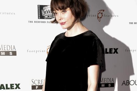 Rose McGowan in dezentem Samt