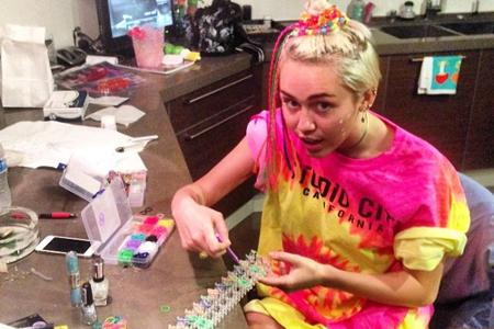 Promi-Schmuck: Miley Cyrus bastelt 