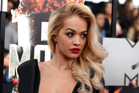 Rita Ora mit sinnlich roten Lippen