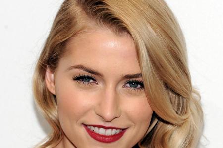 Lena Gercke strahlt mit rotem Lippenstift