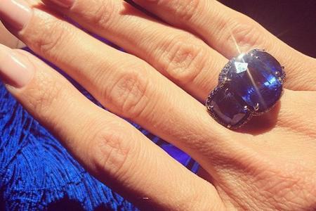 Der prachtvolle Ring passte farblich perfekt zum Blau des Kleides