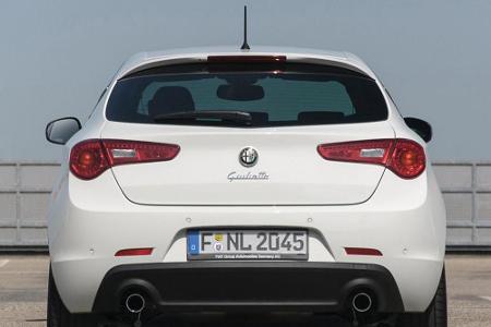 Schöne Proportionen: Heckansicht mit Doppel-Endrohren