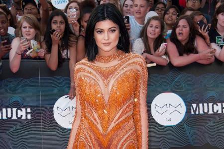 Kylie Jenner funkelt in Orange