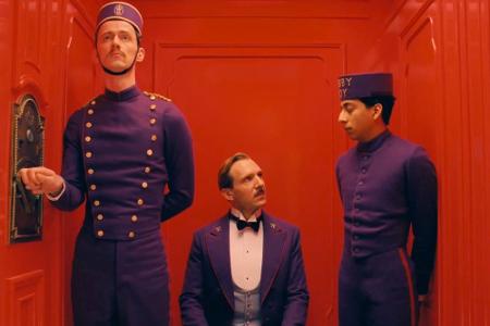 Monsieur Gustave H alias Ralph Fiennes (Mitte) und sein treuer Page Zero (r.)