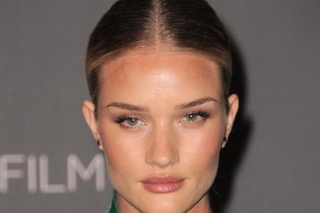 Rosie Huntington-Whiteley braucht nicht viel Farbe, um aufzufallen