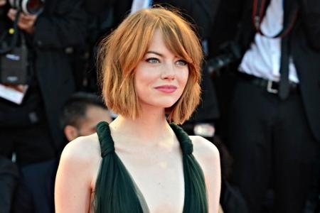 Emma Stone in dunkelgrünem Tüll beim Filmfest in Venedig