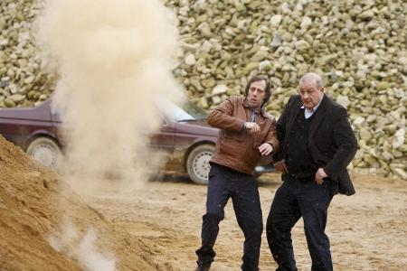 Ekki Talkötter (Oliver Korittke, li.) und Georg Wilsberg (Leonard Lansink) unter Beschuss. Wer hat denn da was gegen die bei... Ekki Talkötter (Oliver Korittke, li.) und Georg Wilsberg (Leonard Lansink) unter Beschuss. Wer hat denn da was gegen die bei...