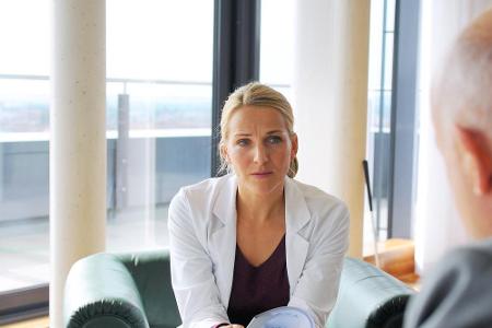 Maja (Tanja Wedhorn) legt sich mit der Klinikleitung an Maja (Tanja Wedhorn) legt sich mit der Klinikleitung an