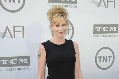 Melanie Griffith trägt ein Herz-Tattoo mit der Inschrift Melanie Griffith trägt ein Herz-Tattoo mit der Inschrift