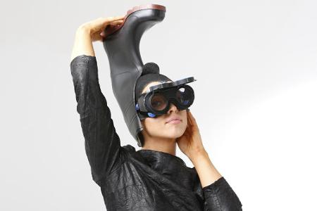 Sommer-Trend 2014? Aneta Sablik mit Taucherbrille und Gummistiefel auf dem Kopf Sommer-Trend 2014? Aneta Sablik mit Taucherbrille und Gummistiefel auf dem Kopf