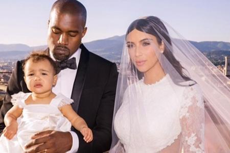 Kanye West und Tochter North sehen nicht sehr begeistert aus Kanye West und Tochter North sehen nicht sehr begeistert aus
