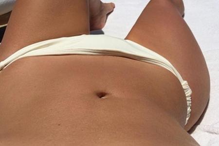 Kim Kardashian postet Fotos ihres flachen Bauchs Kim Kardashian postet Fotos ihres flachen Bauchs