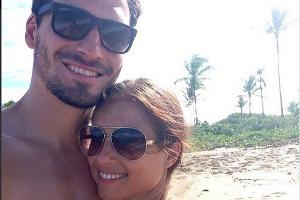 Verliebt in Brasilien: Cathy Fischer kuschelt am Strand mit ihrem Mats Hummels
