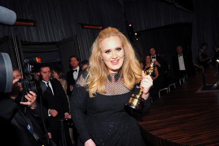 Adele im Februar 2013 mit ihrem Oscar für den Adele im Februar 2013 mit ihrem Oscar für den