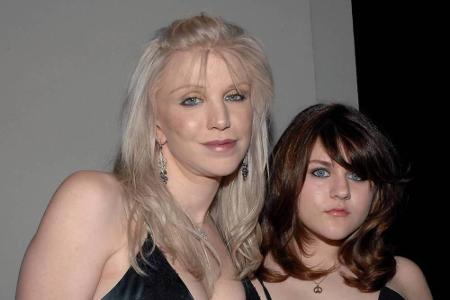 Frances Bean Cobain (r.) mit ihrer Mutter Courtney Love im Februar 2007 Frances Bean Cobain (r.) mit ihrer Mutter Courtney Love im Februar 2007