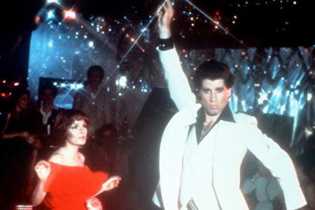 Wenn er in der Disco auf der Tanzfläche seine Show abzieht, liegen ihm die Mädchen zu Füßen: John Travolta als Tony Manero m... Wenn er in der Disco auf der Tanzfläche seine Show abzieht, liegen ihm die Mädchen zu Füßen: John Travolta als Tony Manero m...