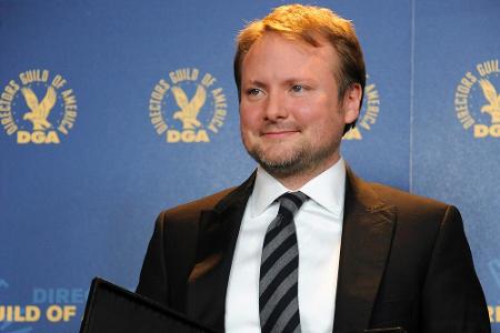 Rian Johnson 2013 mit der Auszeichnung der Directors Guild of America Rian Johnson 2013 mit der Auszeichnung der Directors Guild of America