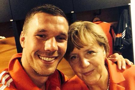 Der siegreiche Lukas Podolski mit Kanzlerin Angela Merkel Der siegreiche Lukas Podolski mit Kanzlerin Angela Merkel