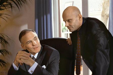 Windecker (Hans Peter Hallwachs, links) und sein Mitarbeiter Dr. Kemmer (Alexander Radszun) Windecker (Hans Peter Hallwachs, links) und sein Mitarbeiter Dr. Kemmer (Alexander Radszun)