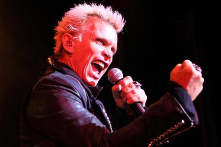 Billy Idol bei einem US-Konzert im Mai 2014 Billy Idol bei einem US-Konzert im Mai 2014