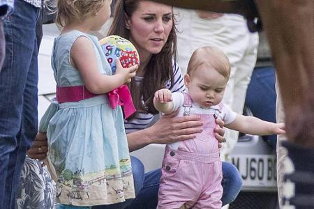 Der kleine Prinz George braucht noch die helfende Hand seiner Mutter Kate Der kleine Prinz George braucht noch die helfende Hand seiner Mutter Kate