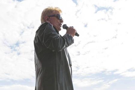 Heino kommt mittlerweile im Rocker-Outfit - aber seine Stimmbänder erwärmen sich nur bei Volksliedern Heino kommt mittlerweile im Rocker-Outfit - aber seine Stimmbänder erwärmen sich nur bei Volksliedern