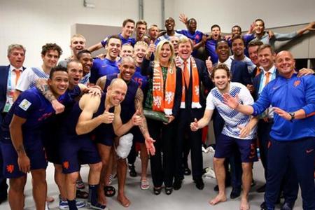 König Willem-Alexander und Königin Máxima freuen sich mit der niederländischen Nationalmannschaft König Willem-Alexander und Königin Máxima freuen sich mit der niederländischen Nationalmannschaft
