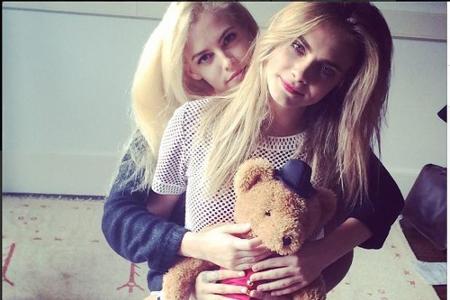 Cara Delevingne und Riley Keough spielen für ein Foto Cara Delevingne und Riley Keough spielen für ein Foto